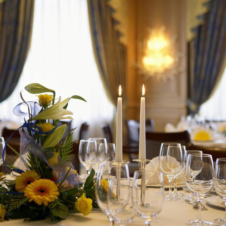 コロンビ ホテル フライブルク レストラン 写真 A table set for a formal dinner