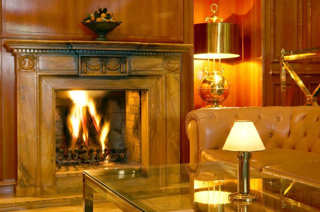 コロンビ ホテル フライブルク インテリア 写真 A fireplace in a hotel