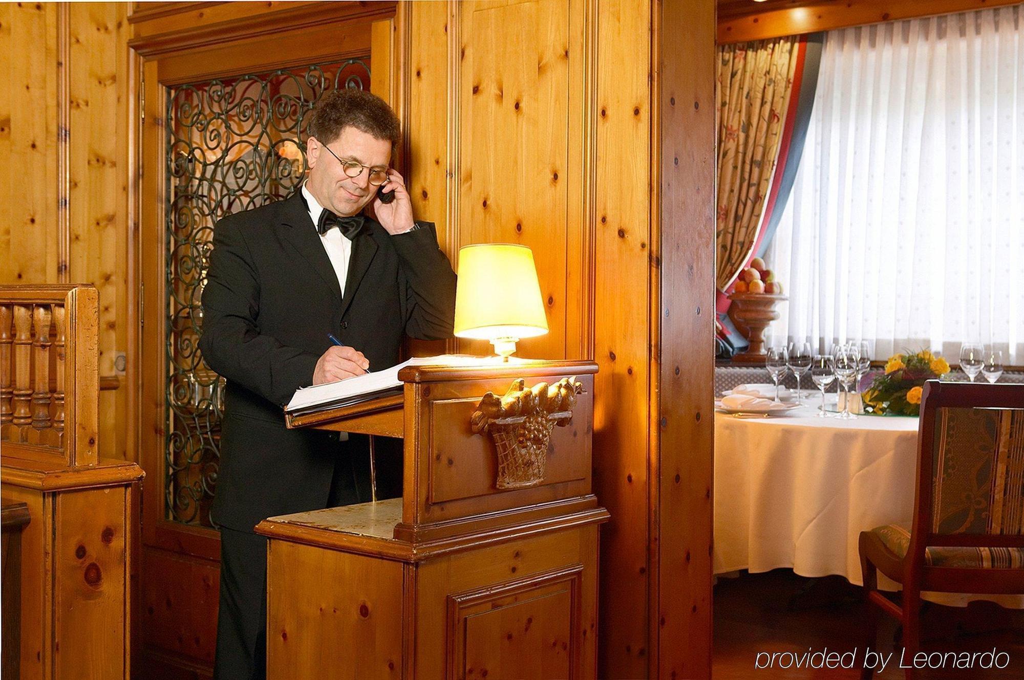 コロンビ ホテル フライブルク レストラン 写真 A butler at work