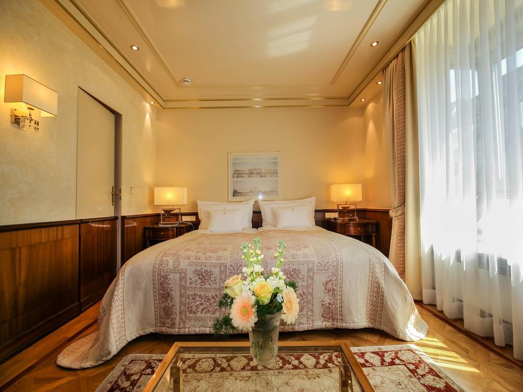 コロンビ ホテル フライブルク エクステリア 写真 A bedroom at the Hotel de la Paix