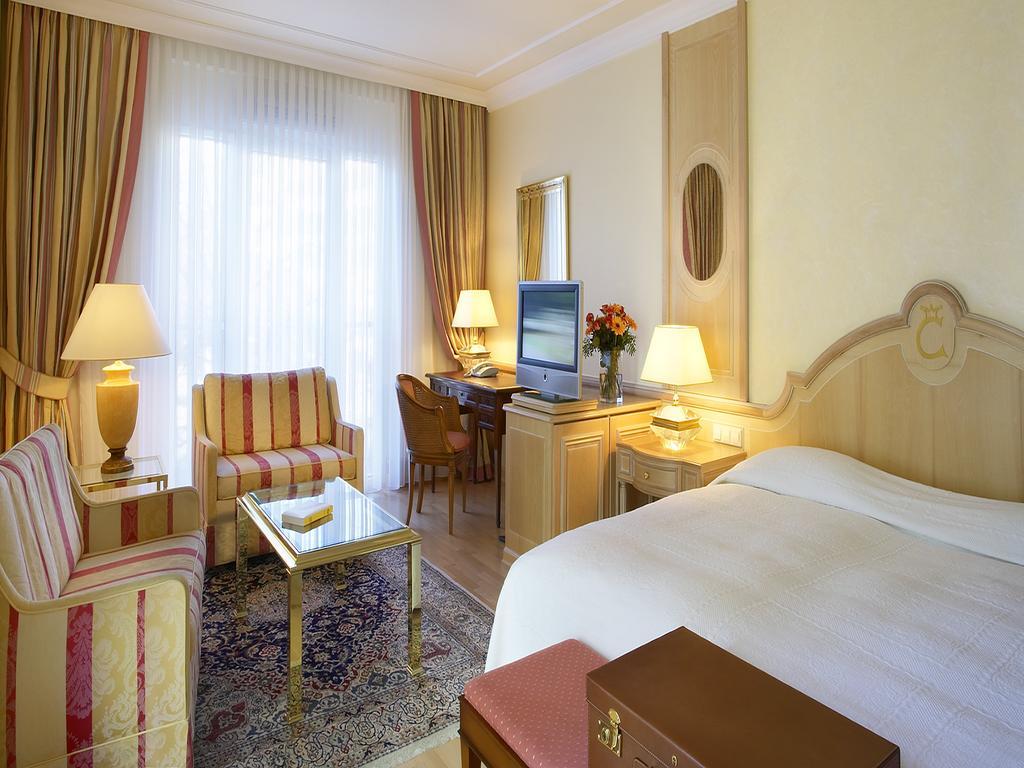 コロンビ ホテル フライブルク 部屋 写真 A room at the Grand Hotel