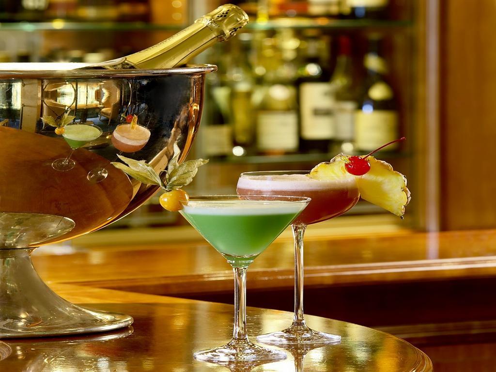 コロンビ ホテル フライブルク エクステリア 写真 A Clover Club (left) and a French Kiss (right)