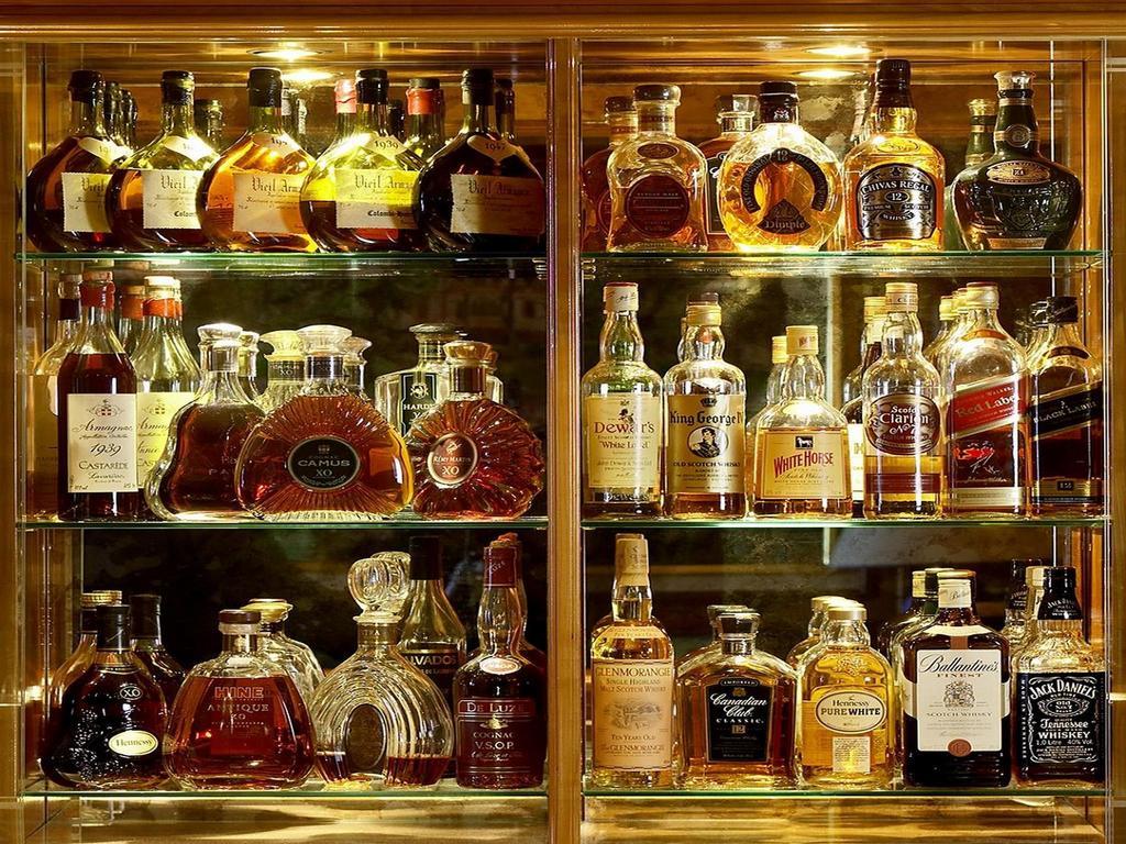 コロンビ ホテル フライブルク エクステリア 写真 A selection of cognacs