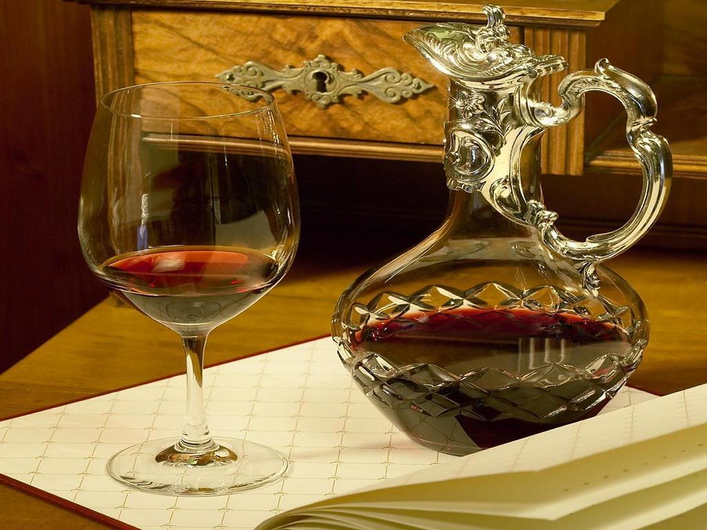コロンビ ホテル フライブルク エクステリア 写真 A traditional wine decanter