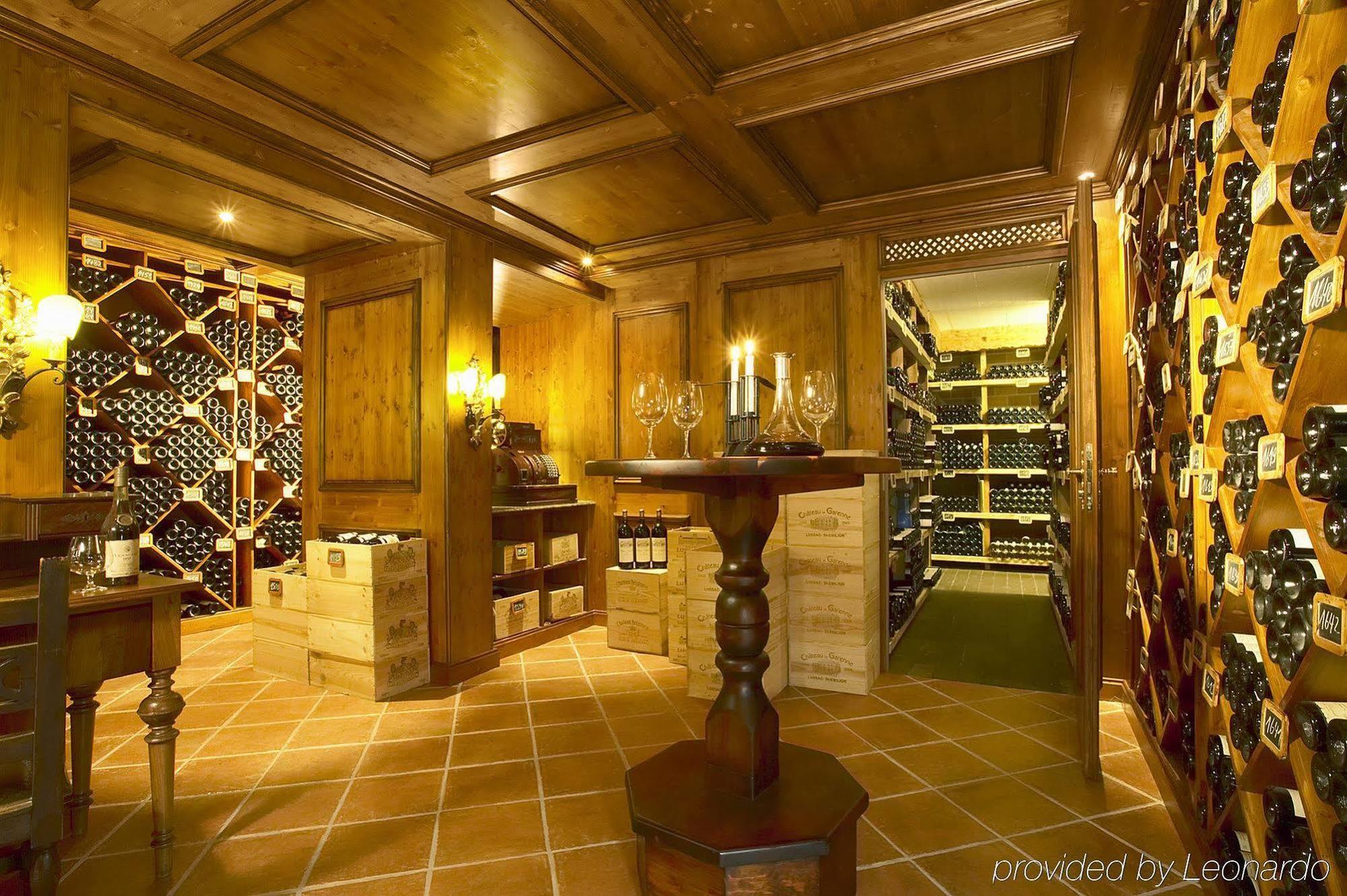 コロンビ ホテル フライブルク レストラン 写真 Wine cellar
