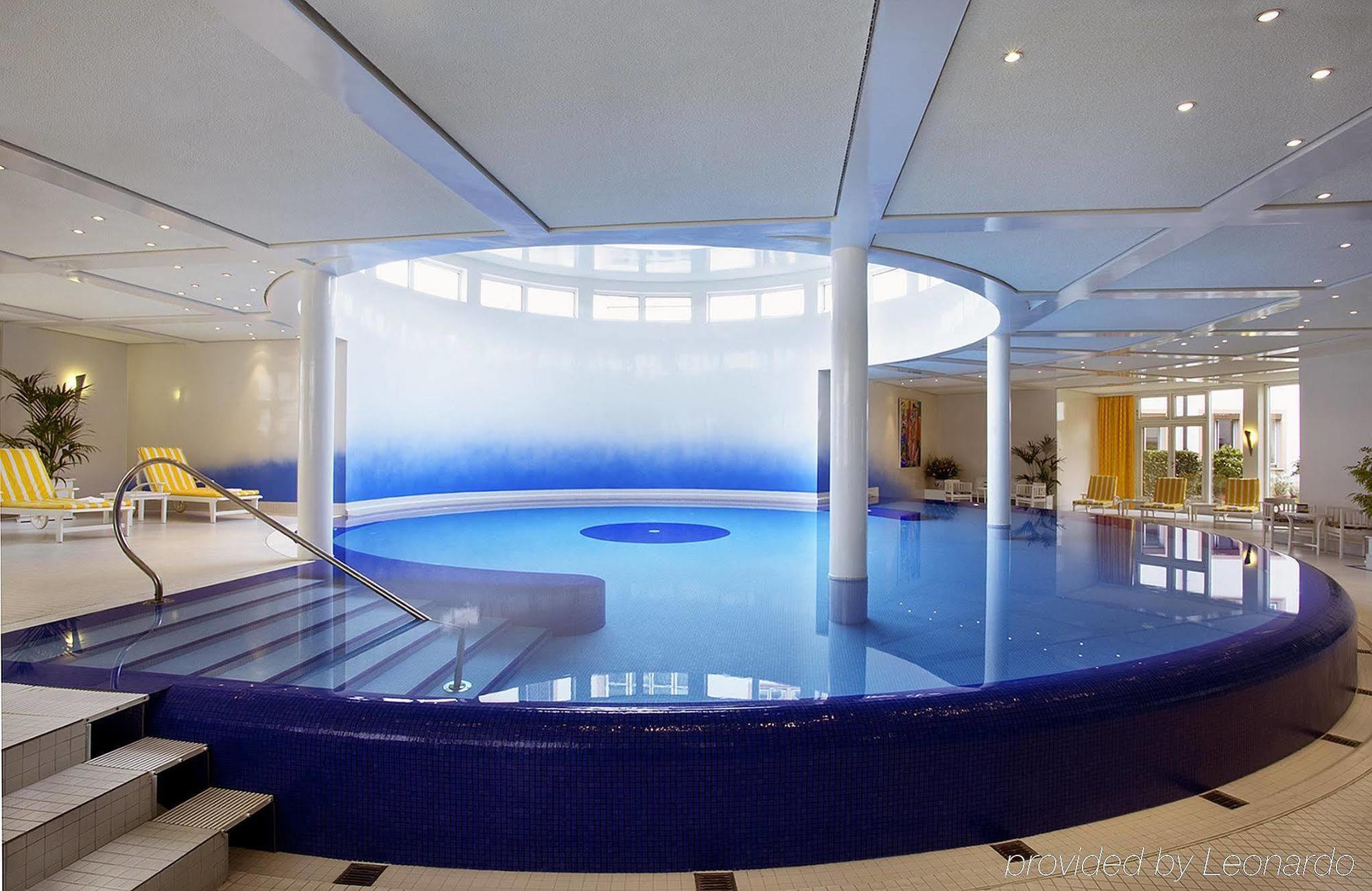 コロンビ ホテル フライブルク 設備 写真 The pool at the Hotel de la Paix