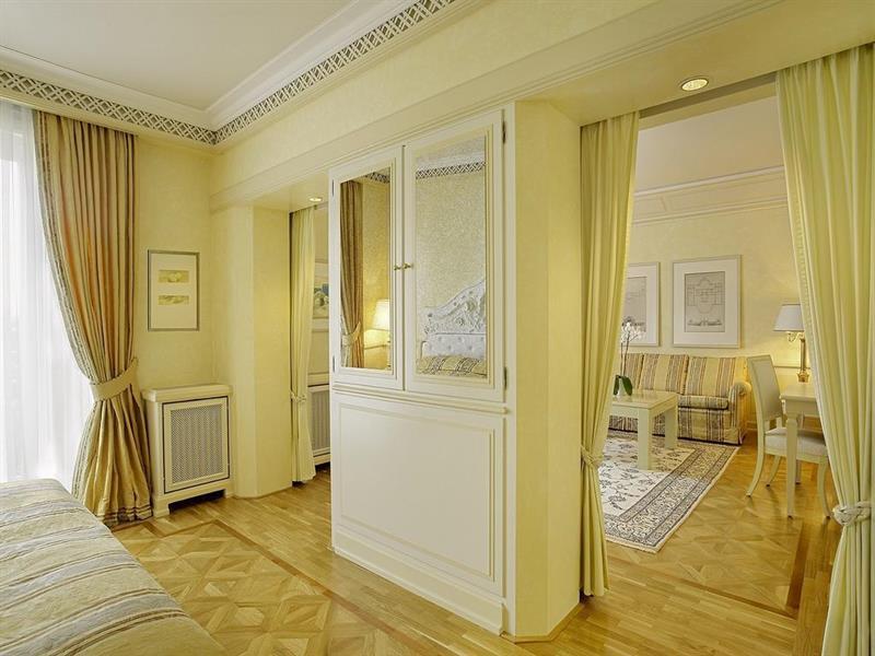 コロンビ ホテル フライブルク エクステリア 写真 Suite at the Hotel de Crillon